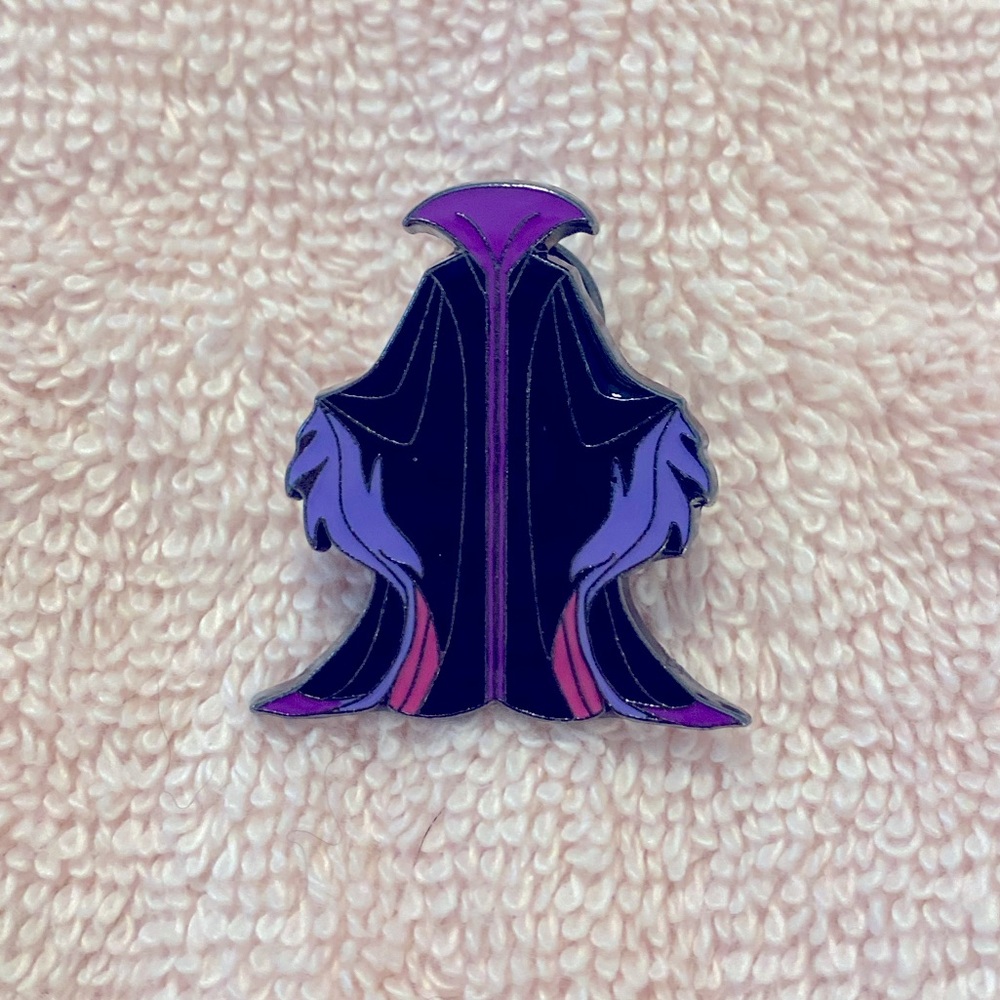 Loungefly Disney Mystery Pin Box Villain dresses pins “Maleficent”